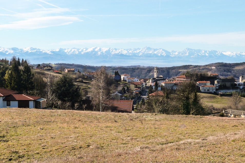 Zicht op Niella Belbo en de Alpen